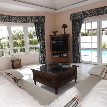In Puerto Del Carmen Sleeps 6 Includes Swimming Pool Air Con And Wifi 2 *