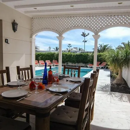 Vila In Puerto Del Carmen Sleeps 6 Includes Swimming Pool Air Con And Wifi 2