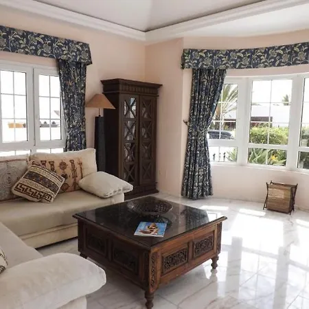 In Puerto Del Carmen Sleeps 6 Includes Swimming Pool Air Con And Wifi 2 Vila *