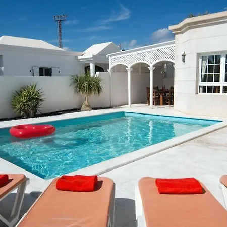 Vila In Puerto Del Carmen Sleeps 6 Includes Swimming Pool Air Con And Wifi 2